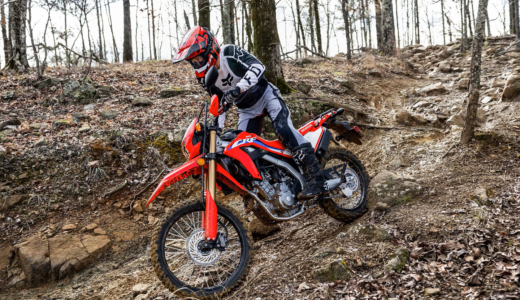 CRF250Lに最強ライバル現る!? スズキ「DR-Z4S」と徹底比較してみた！