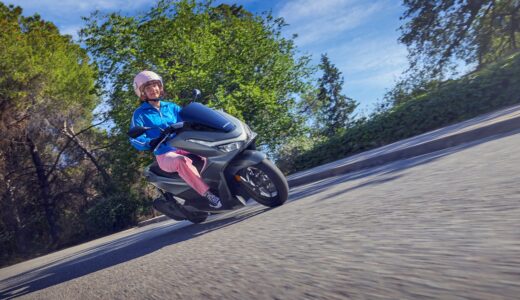 都会も郊外も楽しみたい人に、PCX・NMAXという選択肢【バイクって楽しい】