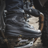 【全天候×超軽量】ガエルネ「Gゼノン ゴアテックス」登場！歩けるバイクシューズ、ついに完成。