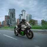 Ninja初のハイブリッド、想像と違う!? 静かすぎる新型に戸惑うライダーたち― 現場の反応は冷静そのもの？