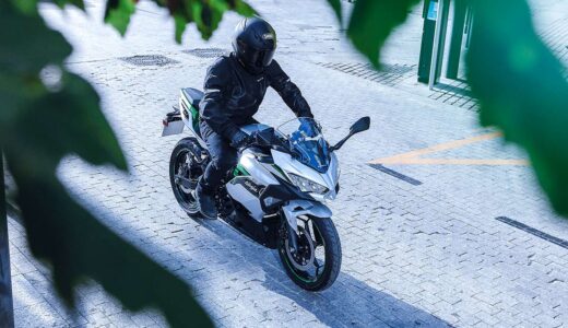 【カワサキの逆襲】ミッション型なのにオートマ？新型EV「Ninja e-1」が原付二種の常識を壊す