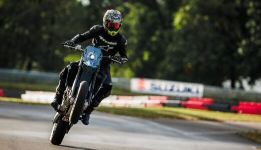 【スズキ DR-Z4S/SM 日本上陸】400ccオフロードの「空白」がついに埋まる！最強の現代デュアルパーパスを徹底解説