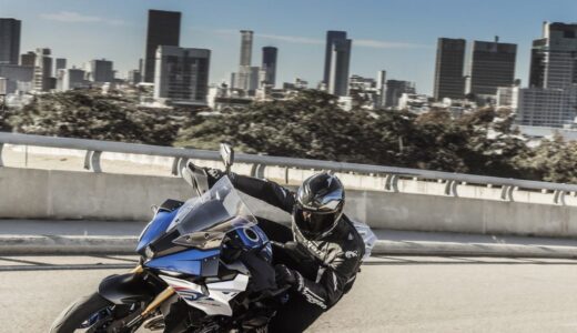 【2026年モデルGSX-S1000GX】ウイングレット採用でさらに凶悪に！スズキが放つ「直立姿勢のSS」がヤバすぎる理由