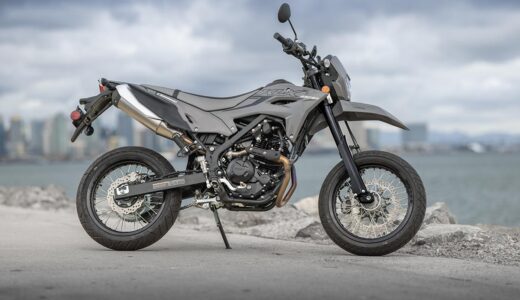 【KLX230SM 再評価】DR-ZやCL250登場の今こそ、この「最小・最軽量モタード」が最強と言える理由
