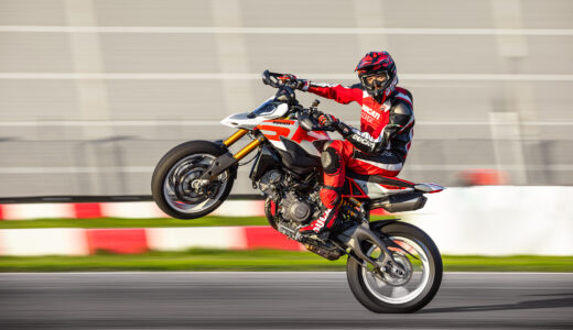 【覚醒】ドゥカティ新型ハイパーモタードV2登場！13kg軽量化した「峠最強」の衝撃スペック