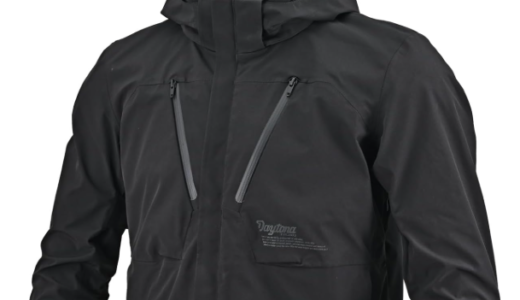 春の「突然の雨」に負けない。デイトナDJ-026が、レインウェア不要の旅を叶える理由